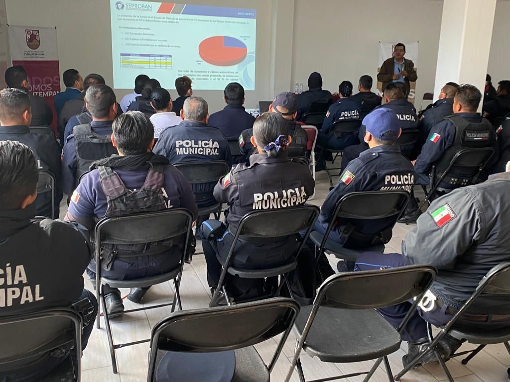 Capacitan a Policías de Chiautempan para prevenir delitos bancarios